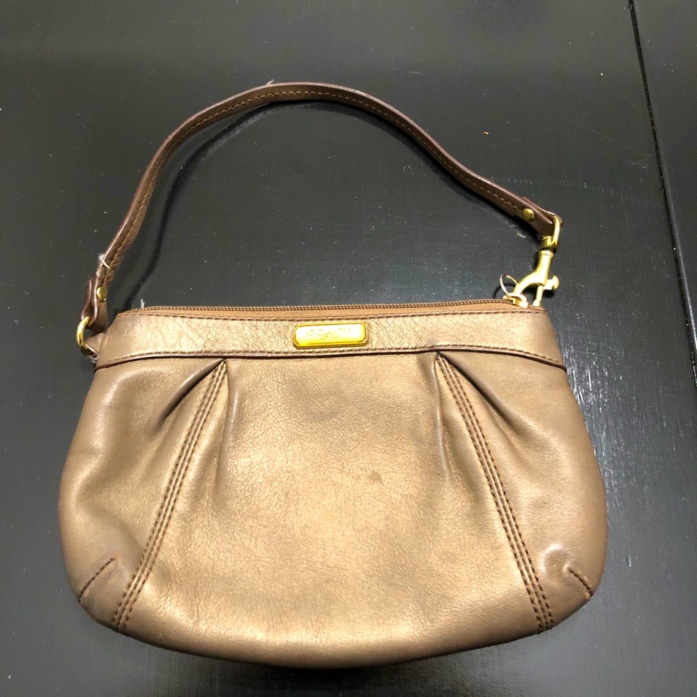 ⚜️Coach Bronze Wristlet